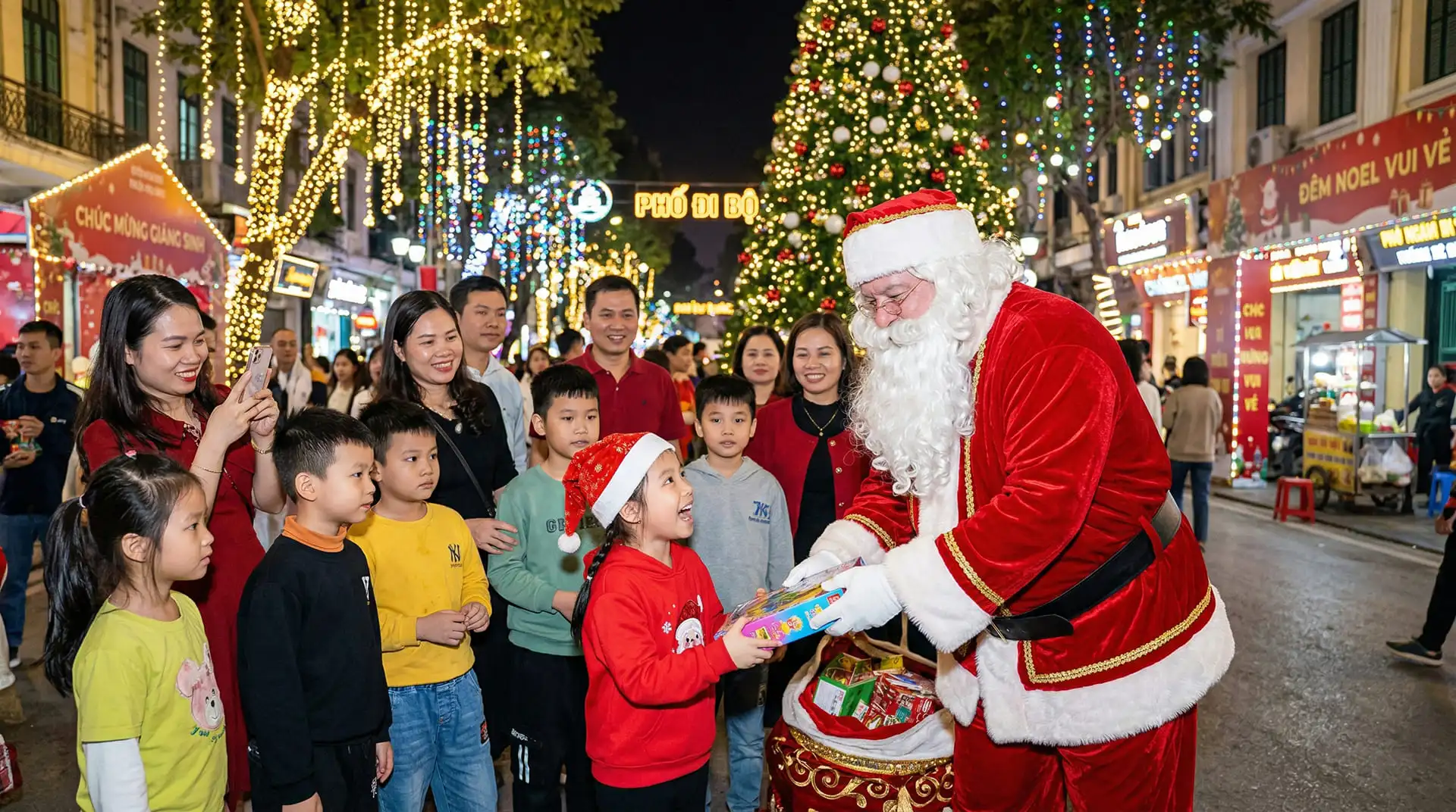 Ông Già Noel mặc đồ đỏ trao quà cho trẻ em - hình ảnh Giáng Sinh được trẻ em Việt Nam yêu thích nhất