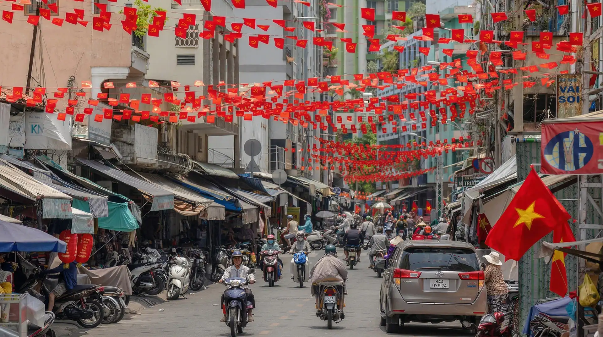 Đường phố trang hoàng rực rỡ dịp lễ 30/4 - 1/5