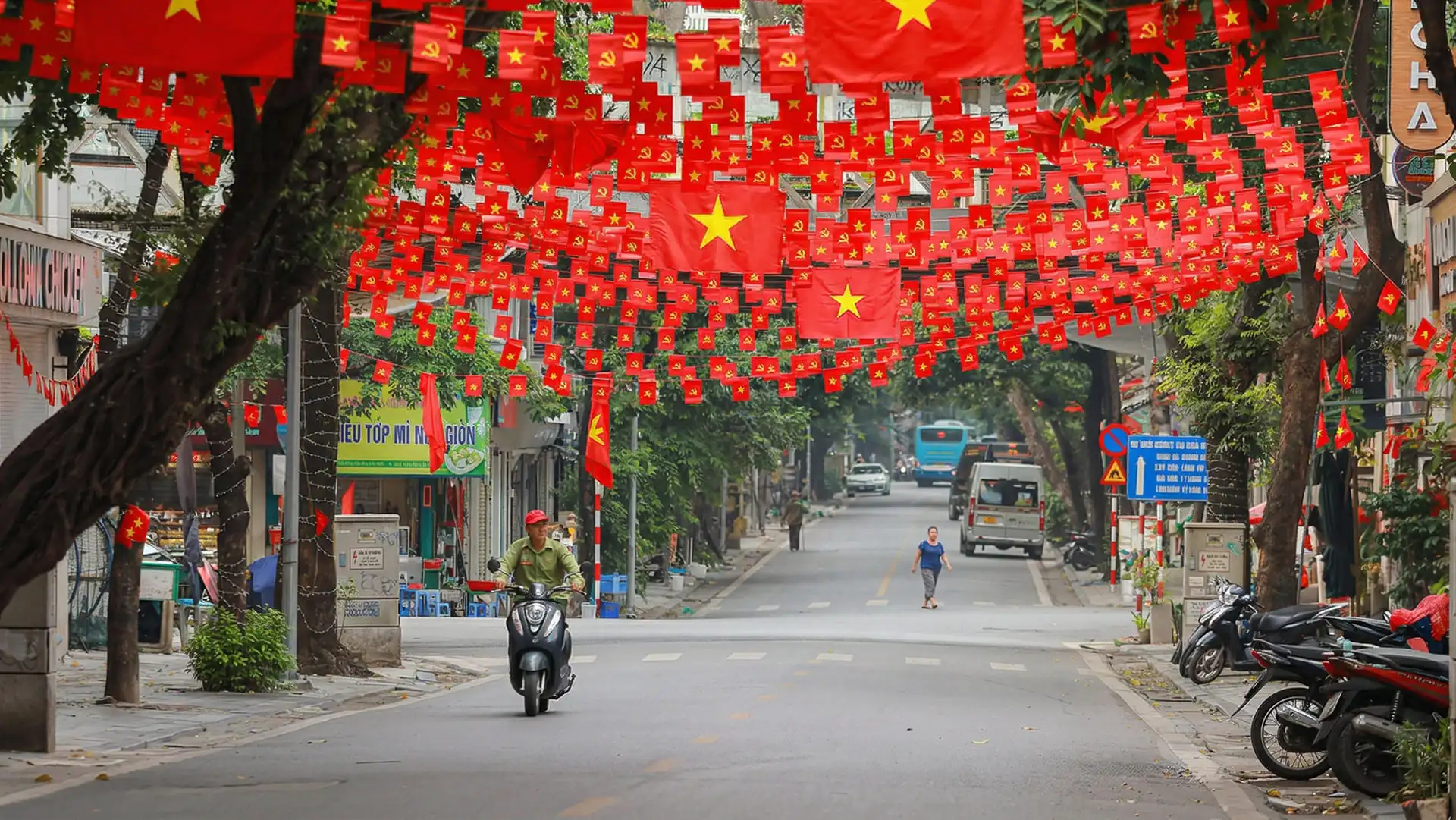 Đường phố Hà Nội trang hoàng cờ đỏ sao vàng rực rỡ trong dịp lễ Quốc khánh 2/9