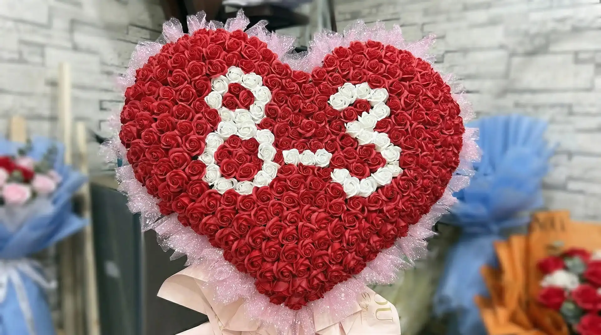 Bó hoa hồng đỏ tươi thắm được tặng nhân ngày Quốc tế Phụ nữ 8/3 - phong tục tặng hoa phổ biến tại Việt Nam