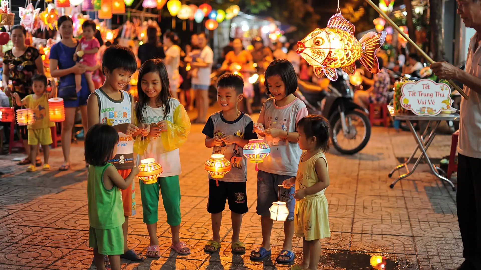 Trẻ em rước đèn lồng đêm Tết Trung Thu